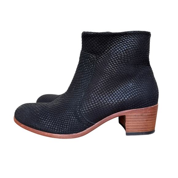 Handmade in England Black Snakeskin Embossed Leather Boots – Size 40 (10/13) - Picture 1 of 11